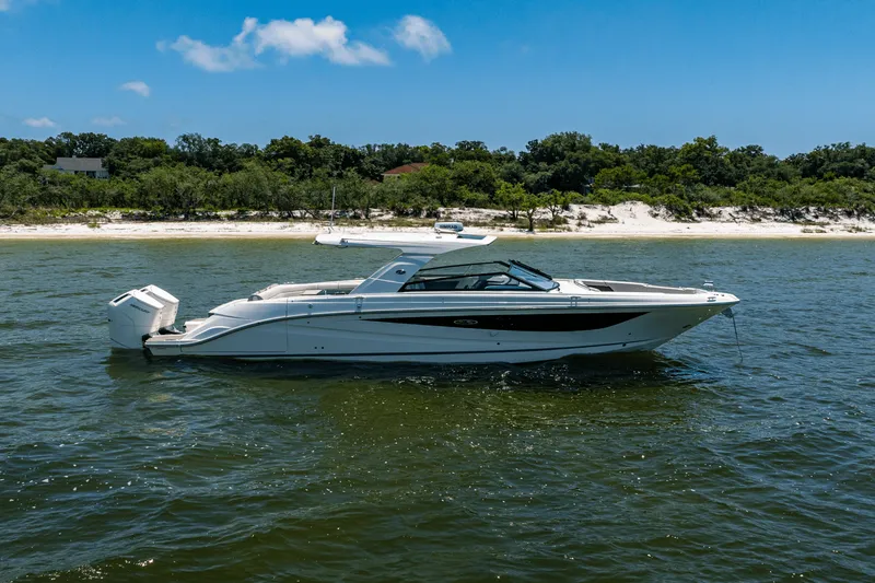 Slide: The Image of Sea Ray SLX 400 Outboard 2025 - 12