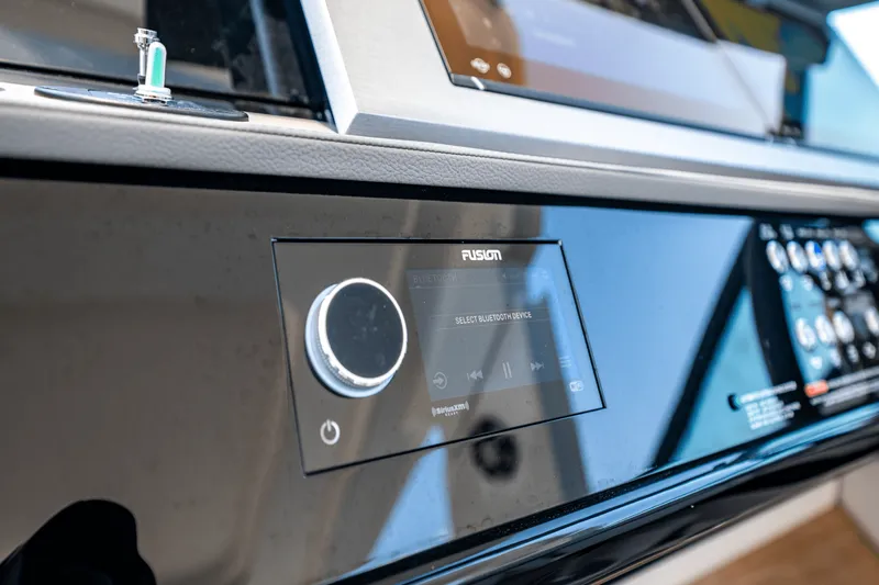 Slide: The Image of Sea Ray SLX 400 Outboard 2025 - 32