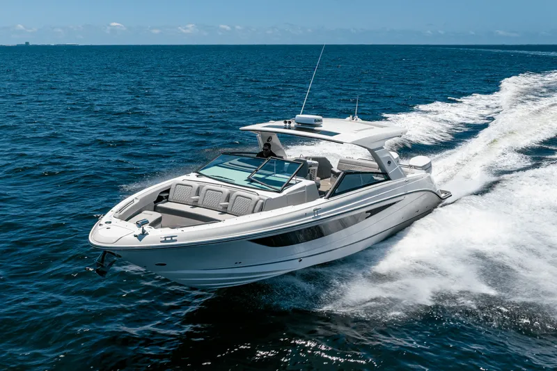 Slide: The Image of Sea Ray SLX 400 Outboard 2025 - 3