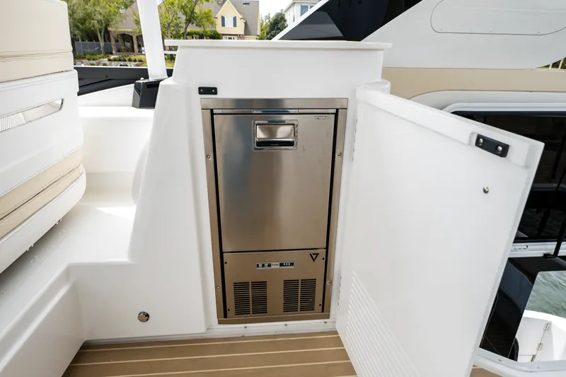 Slide: The Image of Cruisers Yachts 57 FLY 2025 - 76