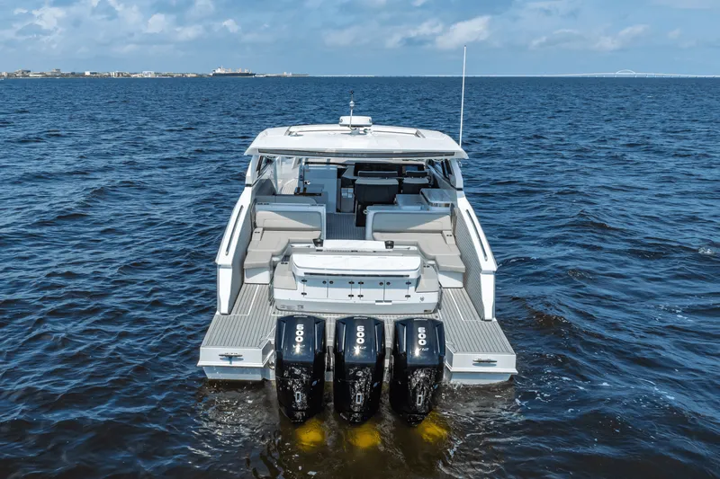 Slide: The Image of Cruisers 50 GLS Outboard 2025 - 11