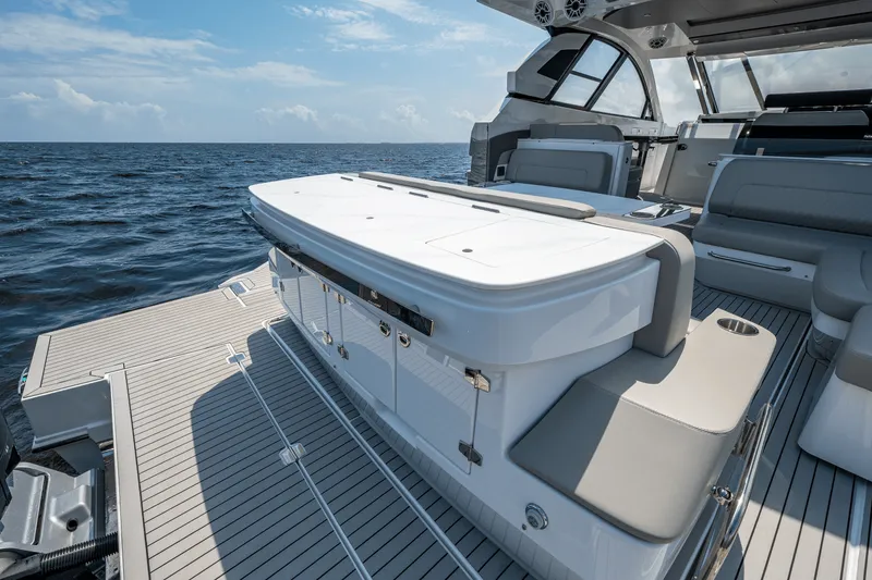 Slide: The Image of Cruisers 50 GLS Outboard 2025 - 22