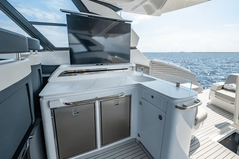 Slide: The Image of Cruisers 50 GLS Outboard 2025 - 32