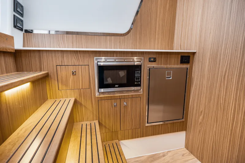 Slide: The Image of Cruisers 50 GLS Outboard 2025 - 43