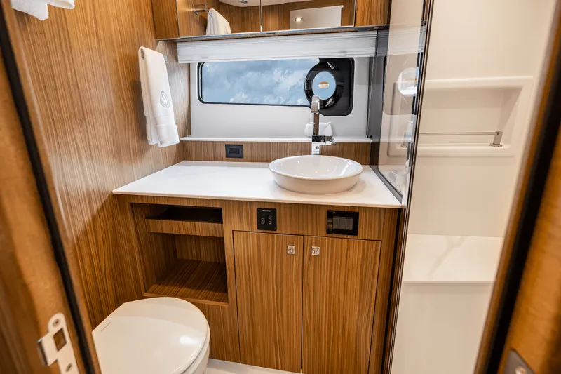 Slide: The Image of Cruisers 50 GLS Outboard 2025 - 44