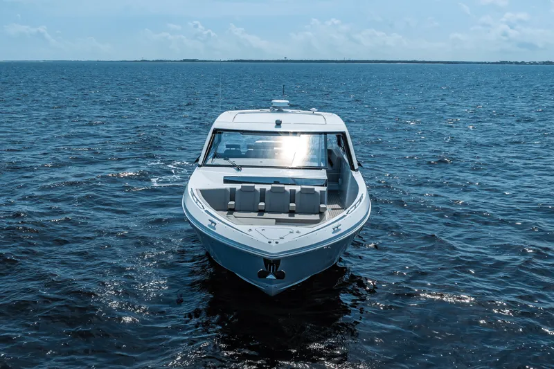 Slide: The Image of Cruisers 50 GLS Outboard 2025 - 5