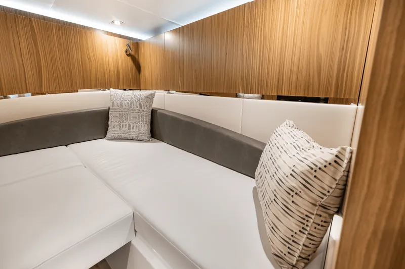 Slide: The Image of Cruisers 50 GLS Outboard 2025 - 52