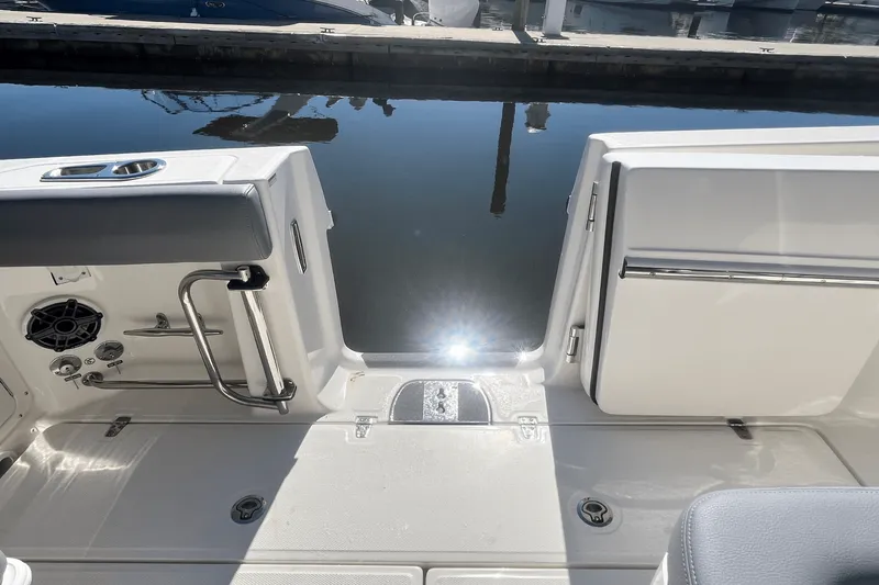 Slide: The Image of Boston Whaler 330 Outrage 2025 - 10