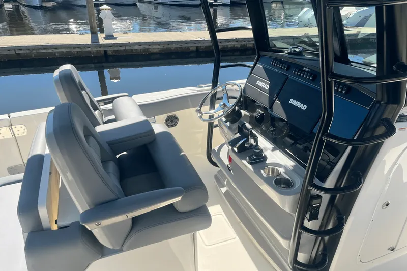 Slide: The Image of Boston Whaler 330 Outrage 2025 - 13