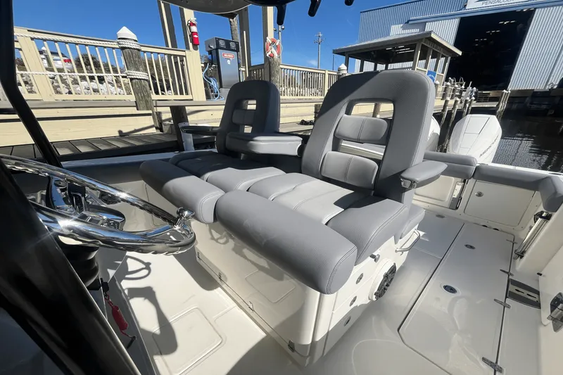 Slide: The Image of Boston Whaler 330 Outrage 2025 - 14