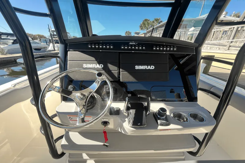 Slide: The Image of Boston Whaler 330 Outrage 2025 - 15