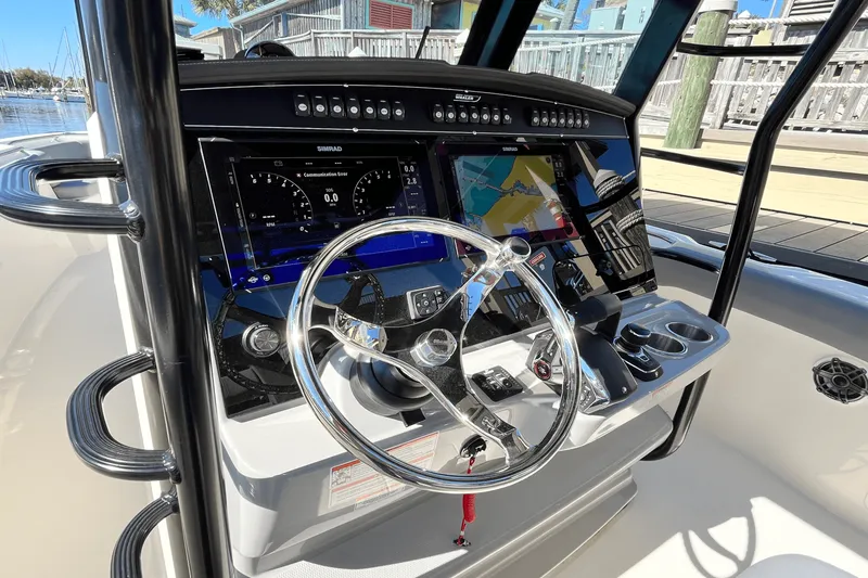Slide: The Image of Boston Whaler 330 Outrage 2025 - 16