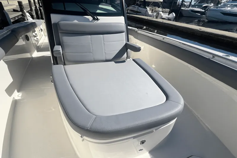 Slide: The Image of Boston Whaler 330 Outrage 2025 - 18