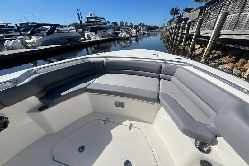 Slide: The Image of Boston Whaler 330 Outrage 2025 - 19