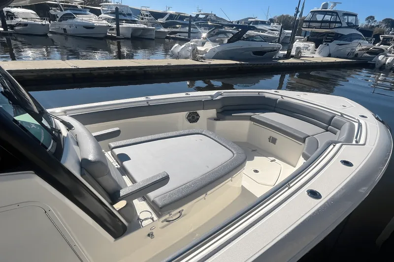 Slide: The Image of Boston Whaler 330 Outrage 2025 - 20