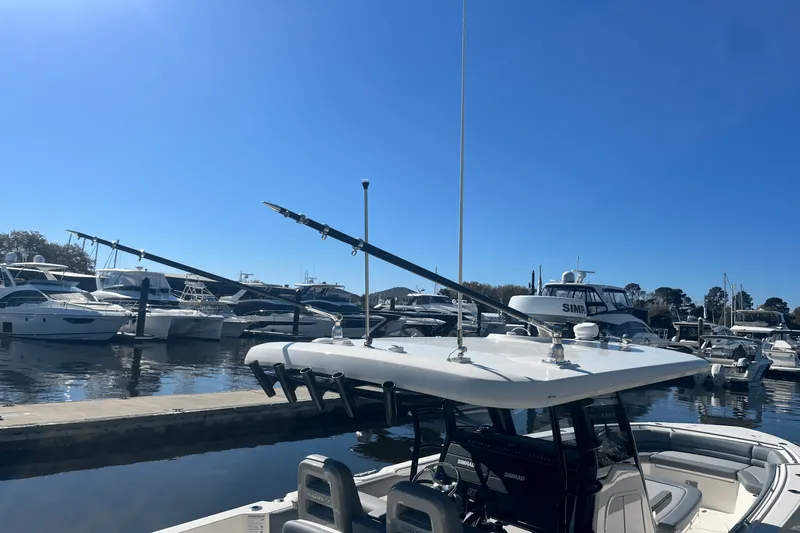 Slide: The Image of Boston Whaler 330 Outrage 2025 - 21