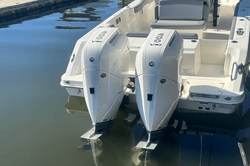 Slide: The Image of Boston Whaler 330 Outrage 2025 - 7