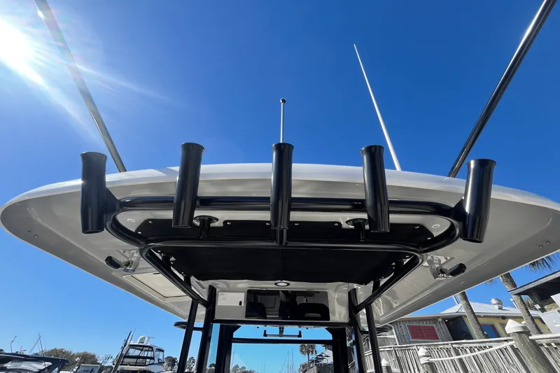 Slide: The Image of Boston Whaler 330 Outrage 2025 - 8