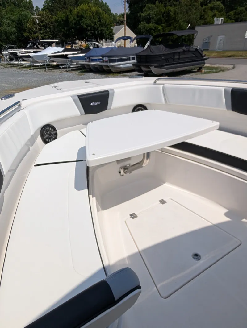 Slide: The Image of Robalo R300 2026 - 29