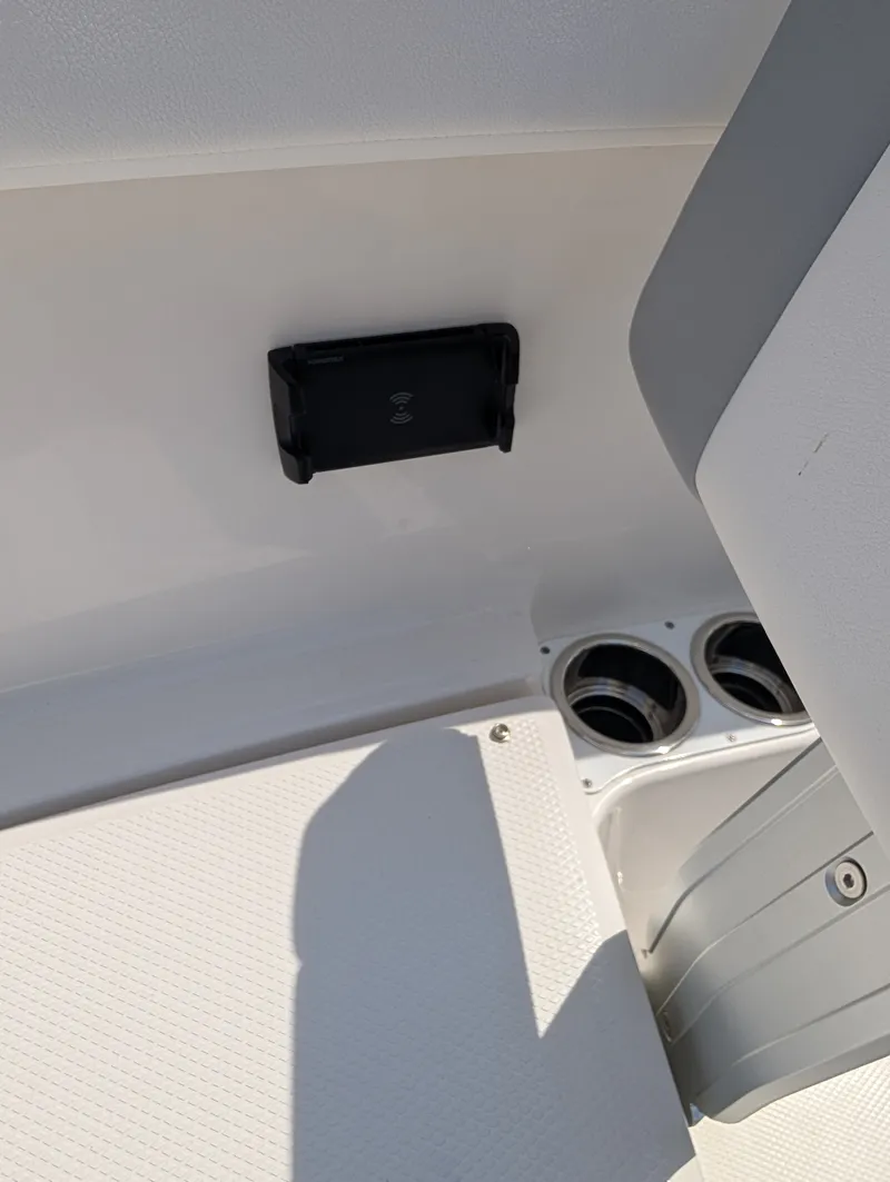 Slide: The Image of Robalo R300 2026 - 34