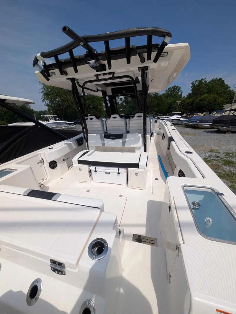 Slide: The Image of Robalo R300 2026 - 5