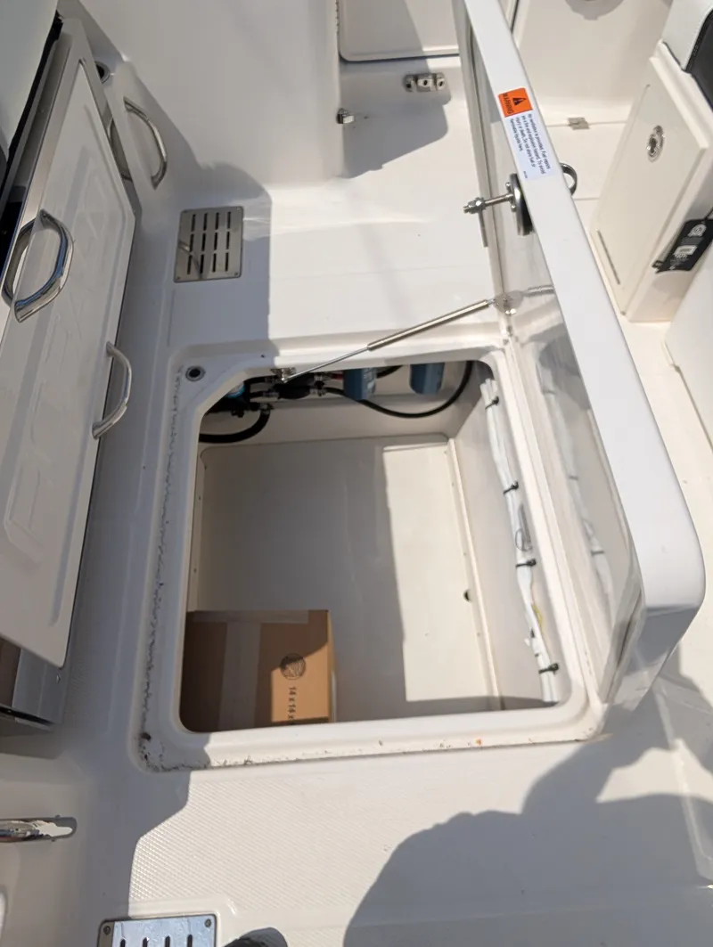Slide: The Image of Robalo R300 2026 - 39