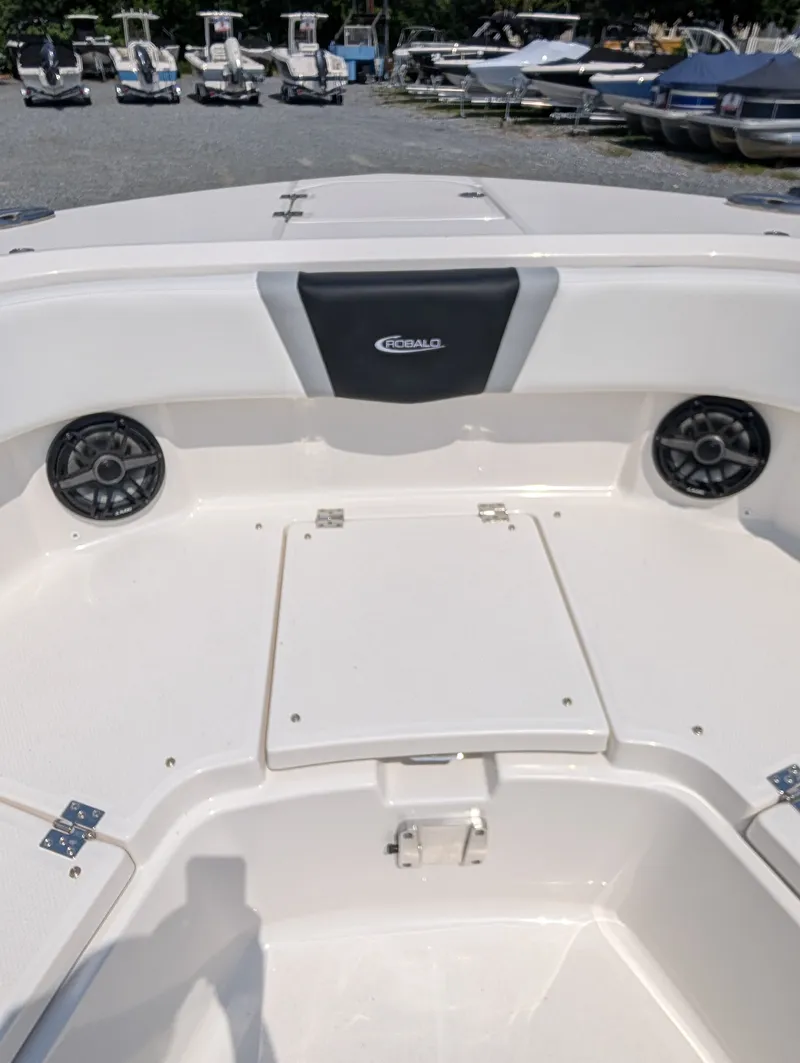 Slide: The Image of Robalo R300 2026 - 33