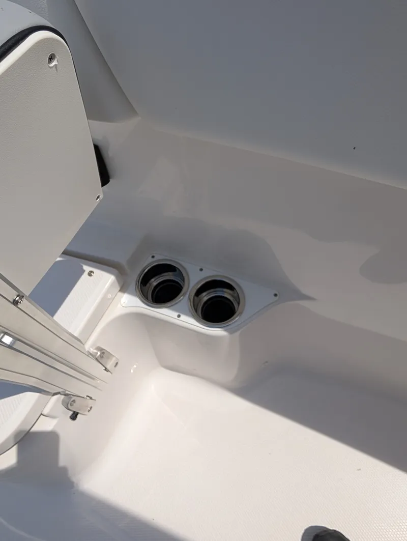 Slide: The Image of Robalo R300 2026 - 36