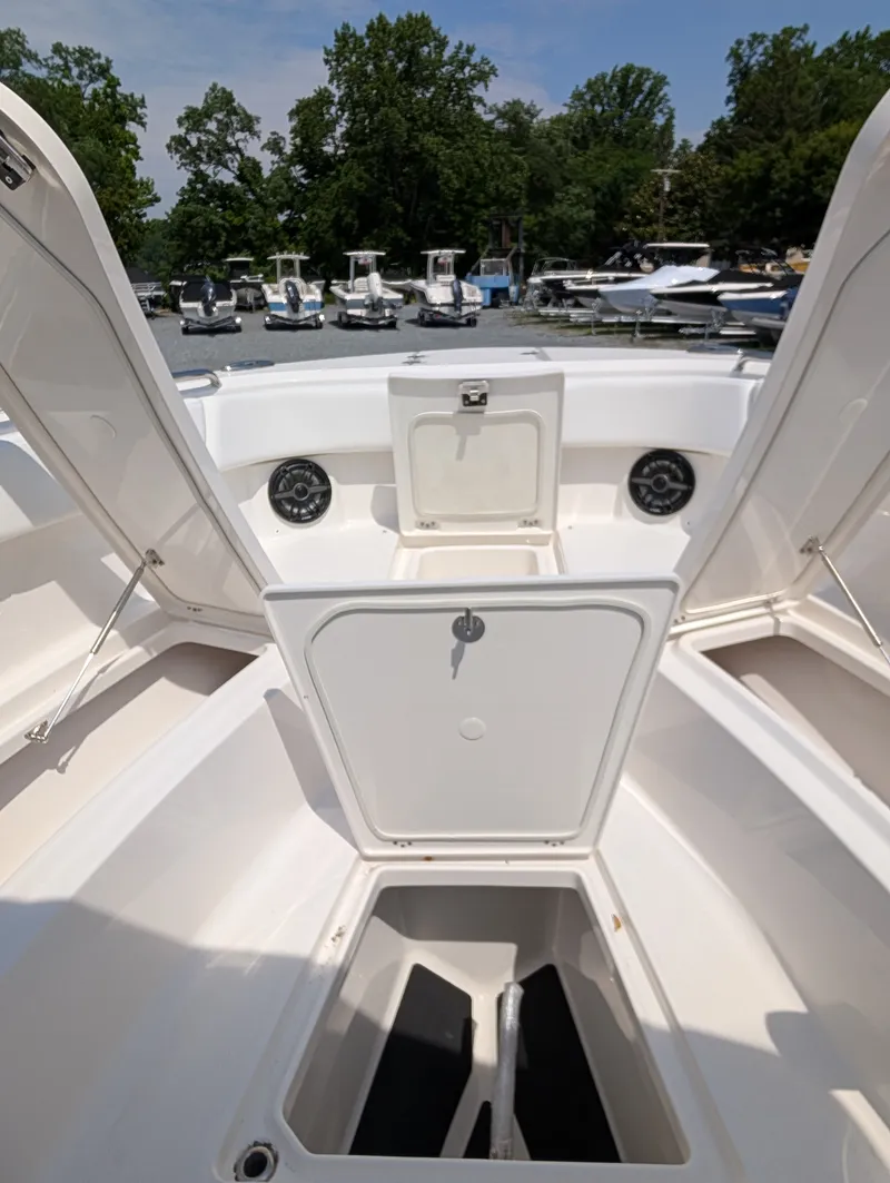 Slide: The Image of Robalo R300 2026 - 28