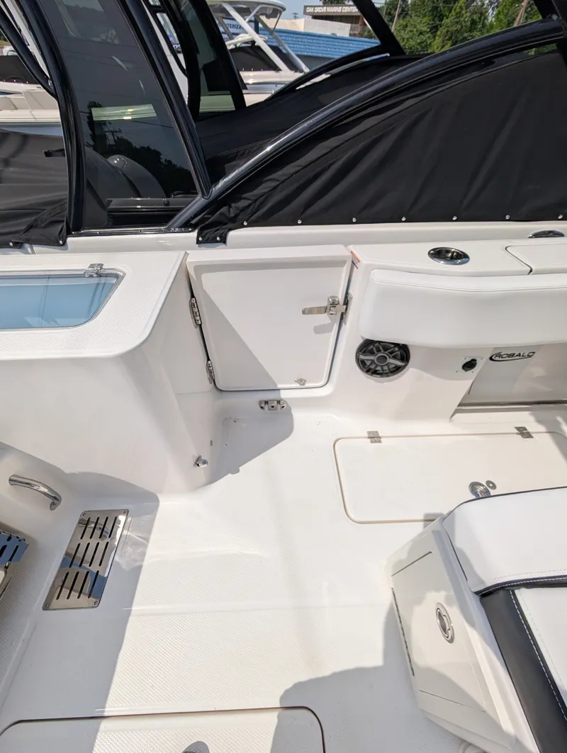 Slide: The Image of Robalo R300 2026 - 13