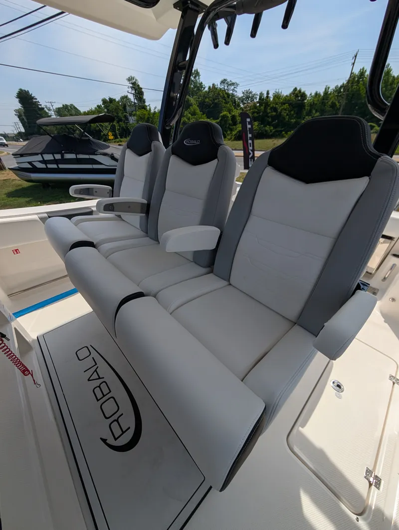 Slide: The Image of Robalo R300 2026 - 16