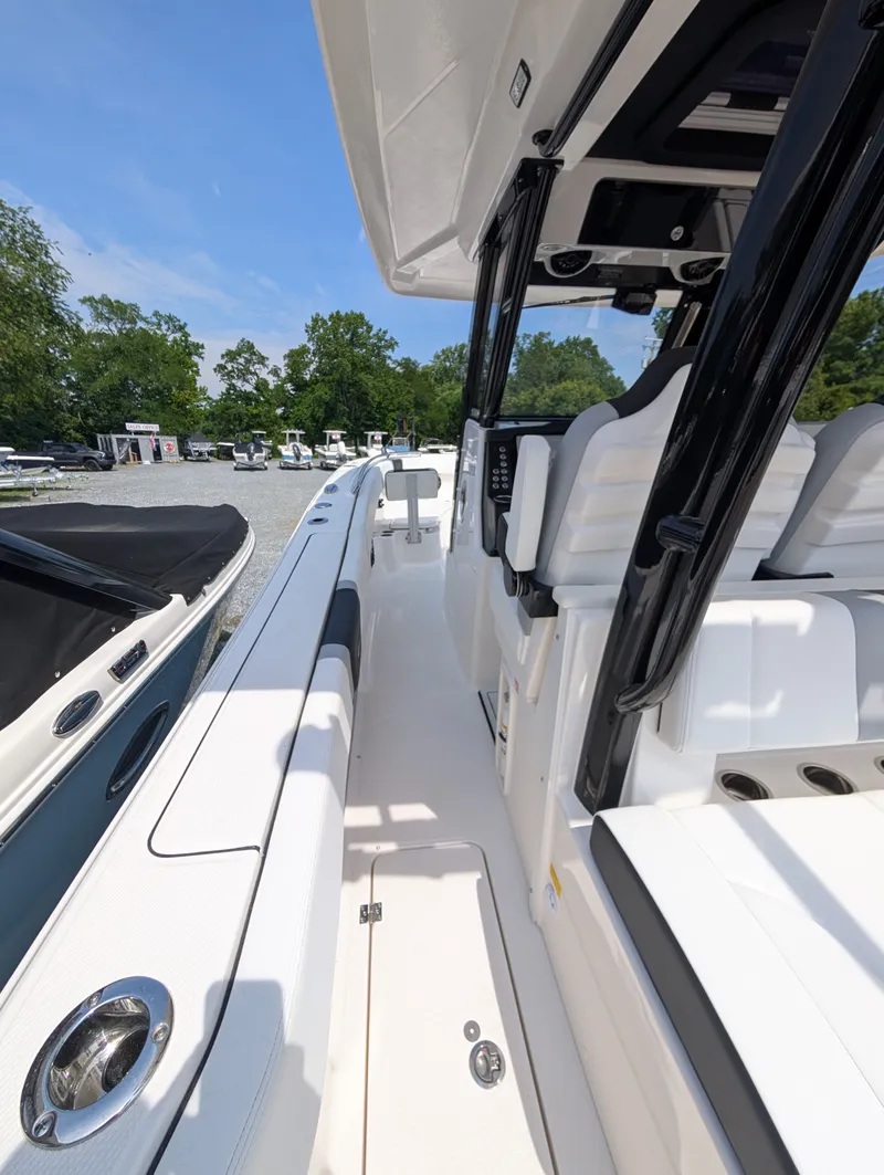 Slide: The Image of Robalo R300 2026 - 14