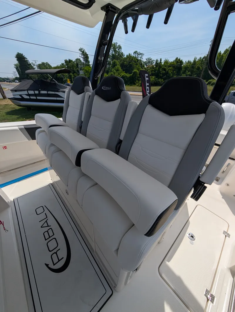 Slide: The Image of Robalo R300 2026 - 15