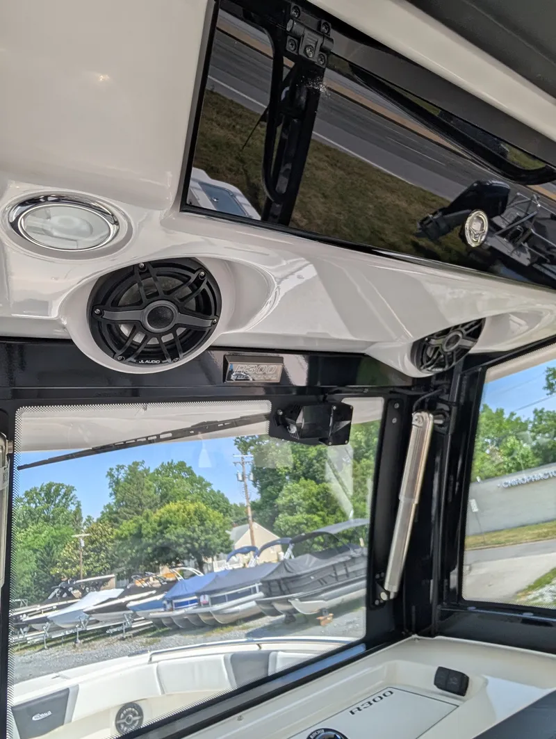 Slide: The Image of Robalo R300 2026 - 20