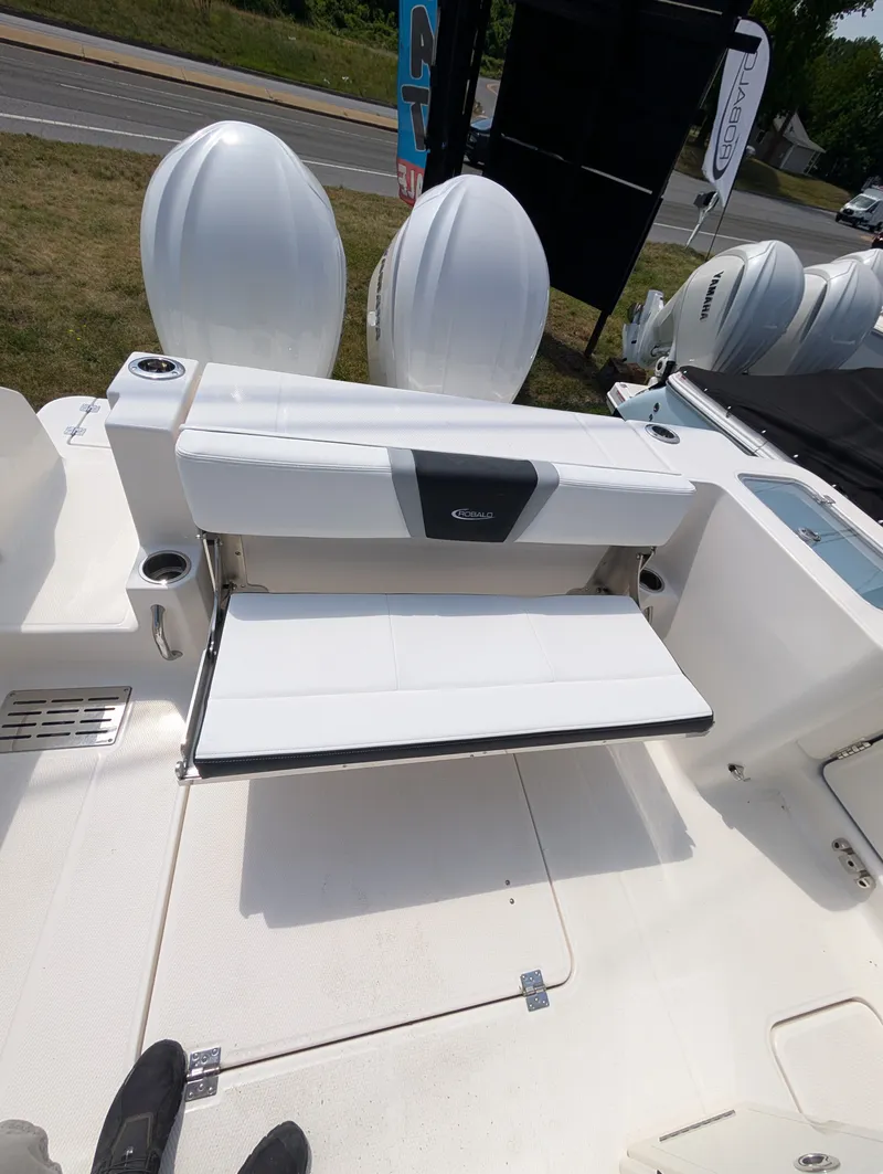 Slide: The Image of Robalo R300 2026 - 9