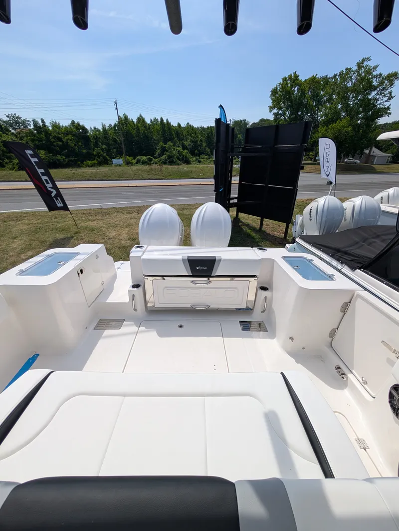 Slide: The Image of Robalo R300 2026 - 8