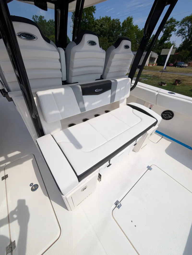 Slide: The Image of Robalo R300 2026 - 12