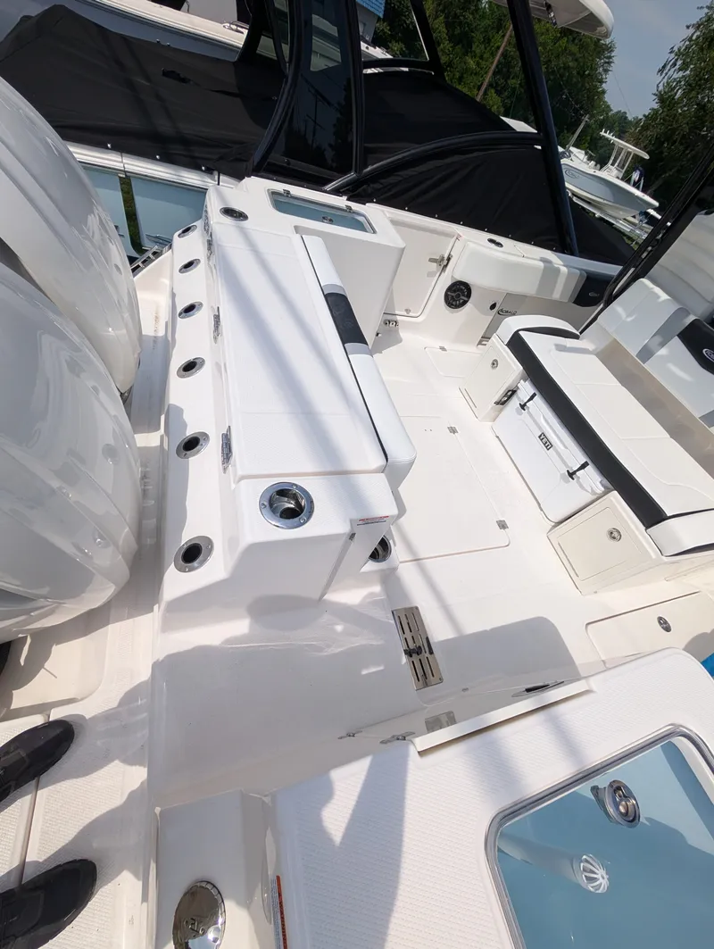 Slide: The Image of Robalo R300 2026 - 6