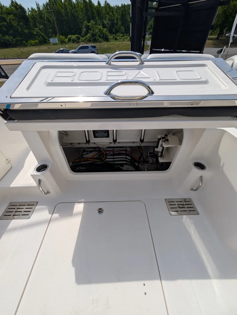 Slide: The Image of Robalo R300 2026 - 10