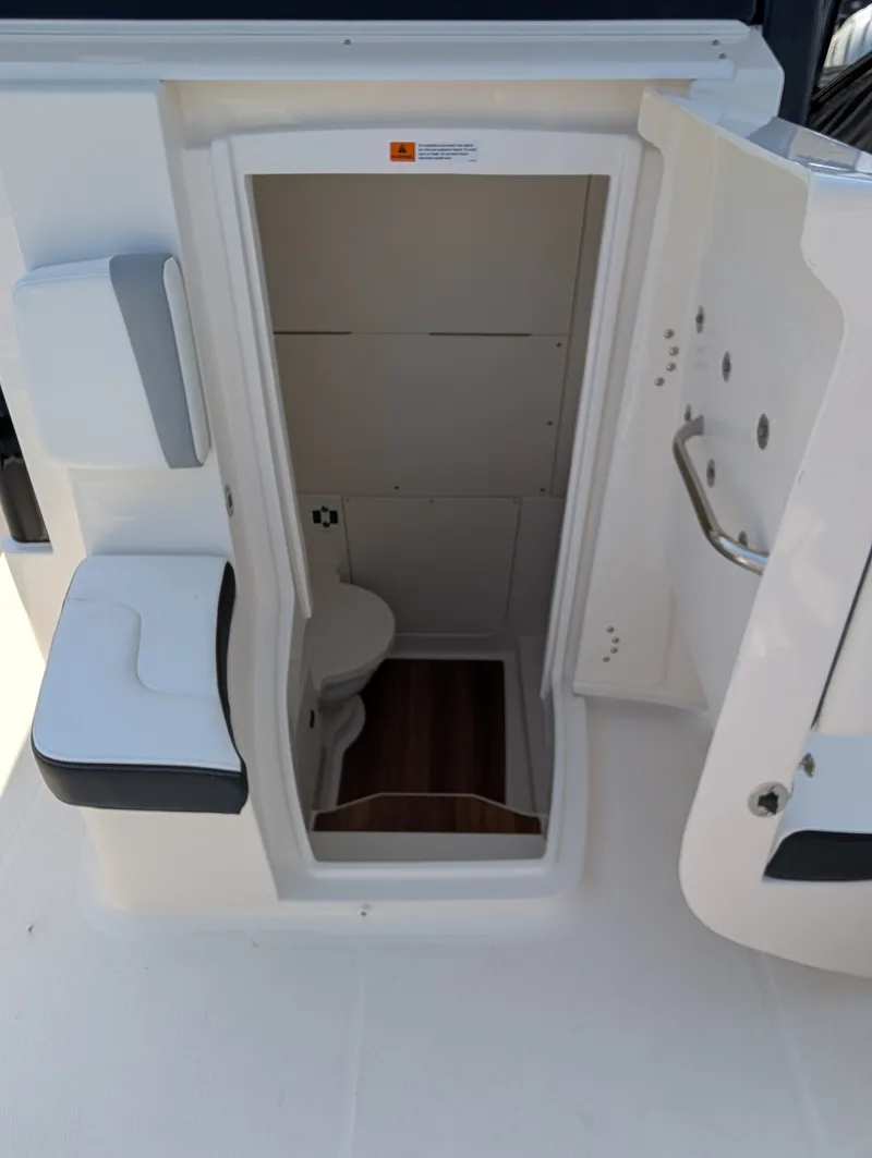 Slide: The Image of Robalo R300 2026 - 31