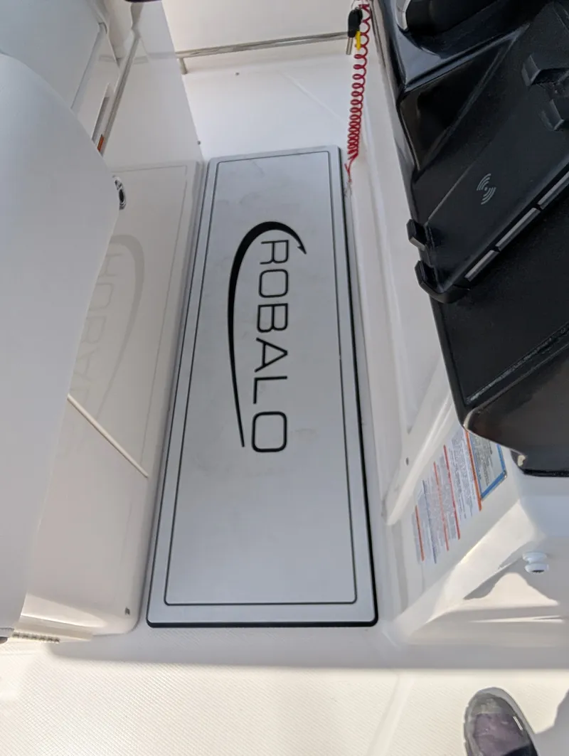 Slide: The Image of Robalo R300 2026 - 37