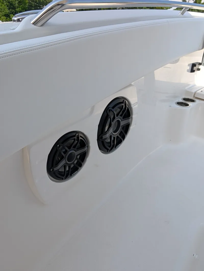 Slide: The Image of Robalo R300 2026 - 24