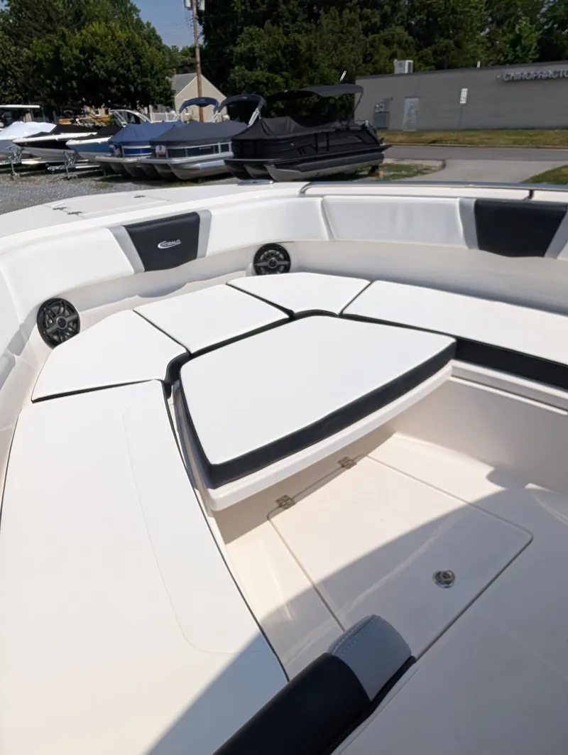 Slide: The Image of Robalo R300 2026 - 30