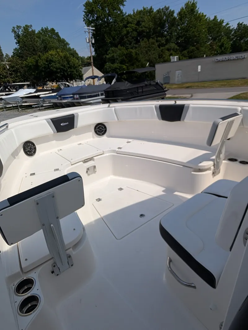 Slide: The Image of Robalo R300 2026 - 25