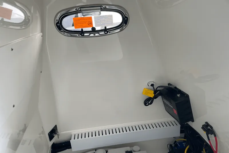 Slide: The Image of Boston Whaler 230 OUTRAGE 2024 - 18