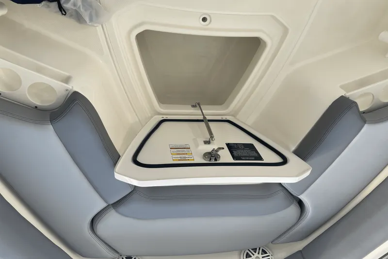 Slide: The Image of Boston Whaler 230 OUTRAGE 2024 - 20