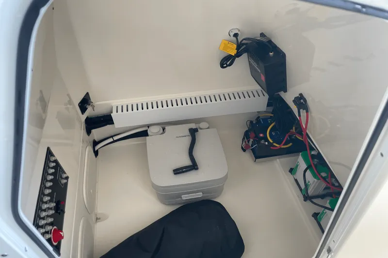 Slide: The Image of Boston Whaler 230 OUTRAGE 2024 - 22