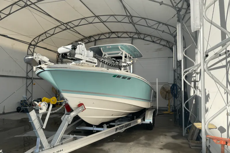 Slide: The Image of Boston Whaler 230 OUTRAGE 2024 - 5