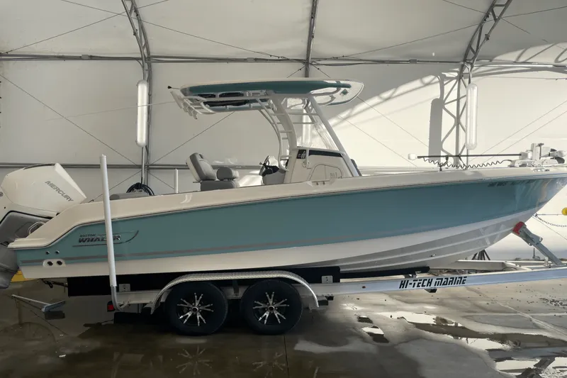 Slide: The Image of Boston Whaler 230 OUTRAGE 2024 - 6