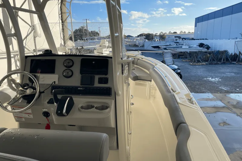 Slide: The Image of Boston Whaler 230 OUTRAGE 2024 - 8